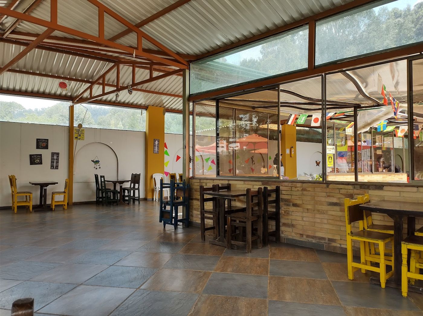 Salón con ventanales — La Casona de Luis