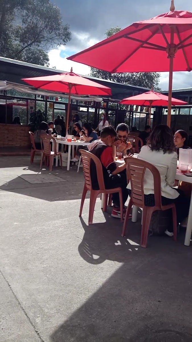 Terraza con sombrillas — La Casona de Luis