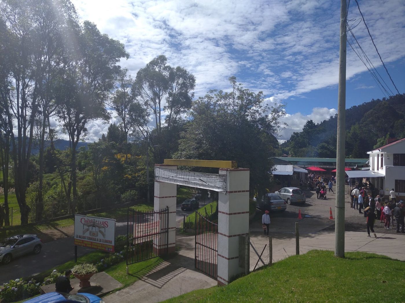 Entrada entre árboles — La Casona de Luis