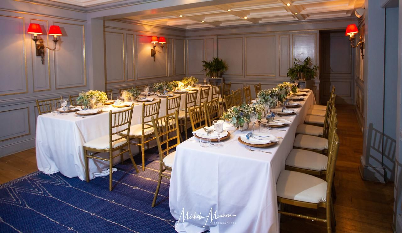 Salón con mesa larga — La Cassina