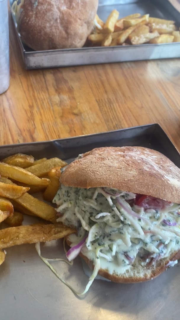 Sándwich con papas — La Comedora Restaurante