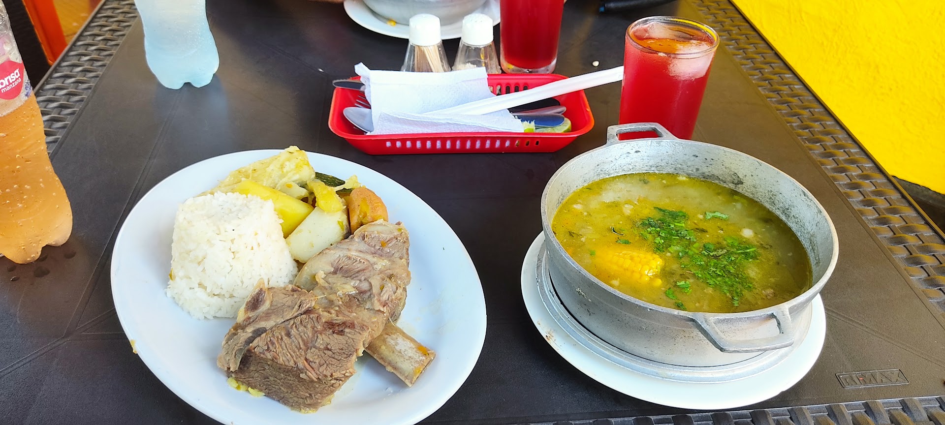 Bandeja con sopa — La Esquina Quillera