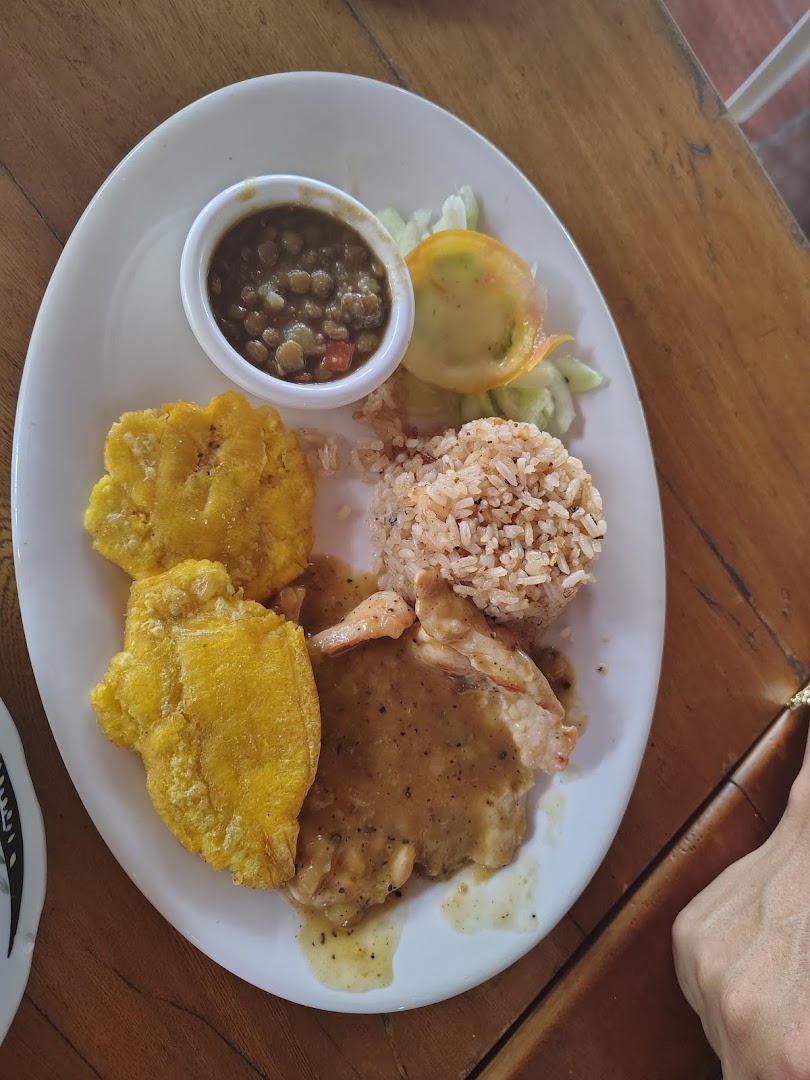 Bandeja con patacón, carne y frijoles
