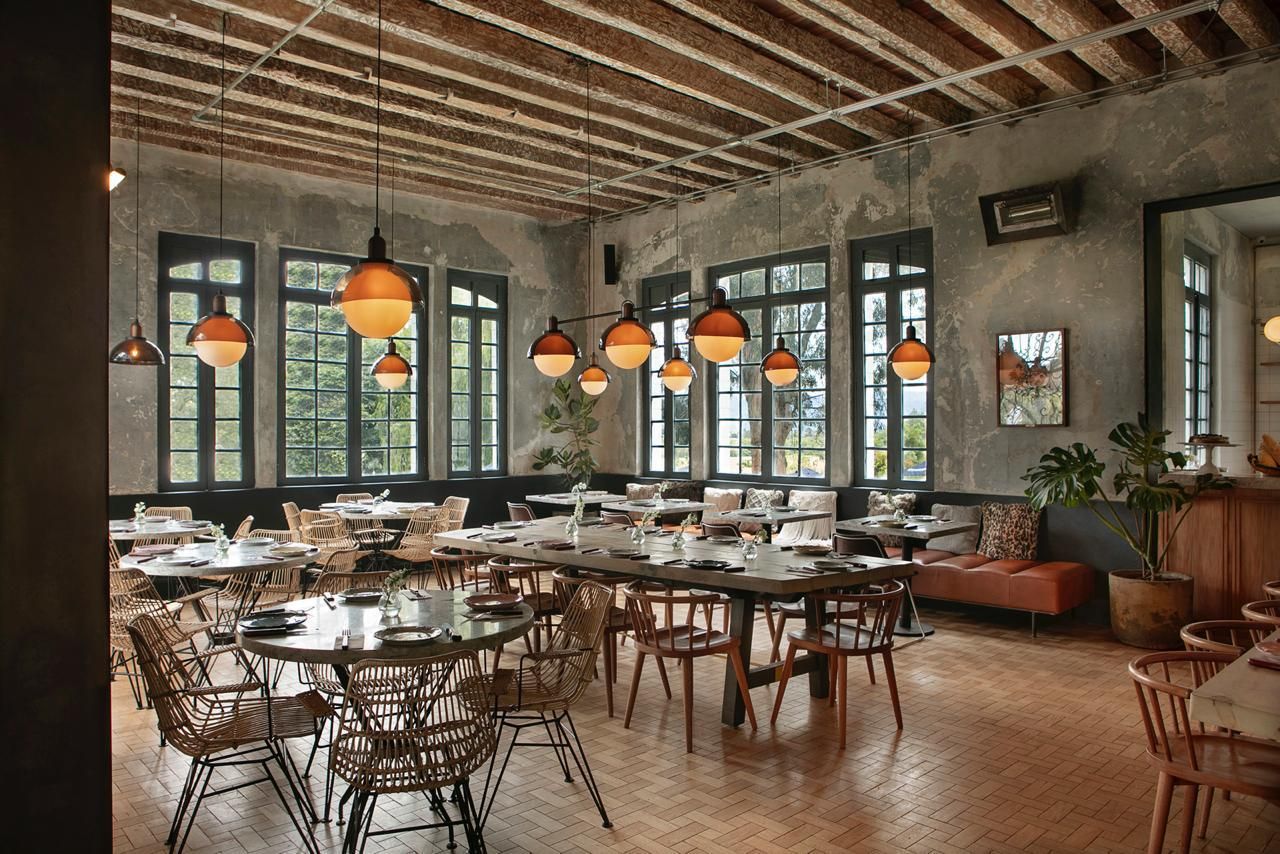 Salón con lámparas colgantes — La Picadería
