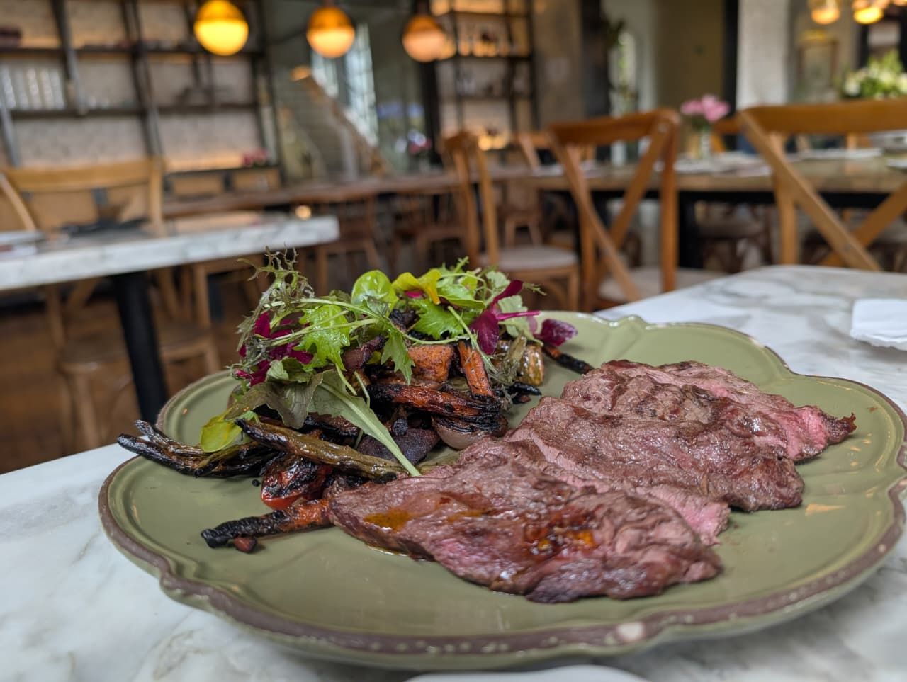 Carne asada con ensalada — La Picadería