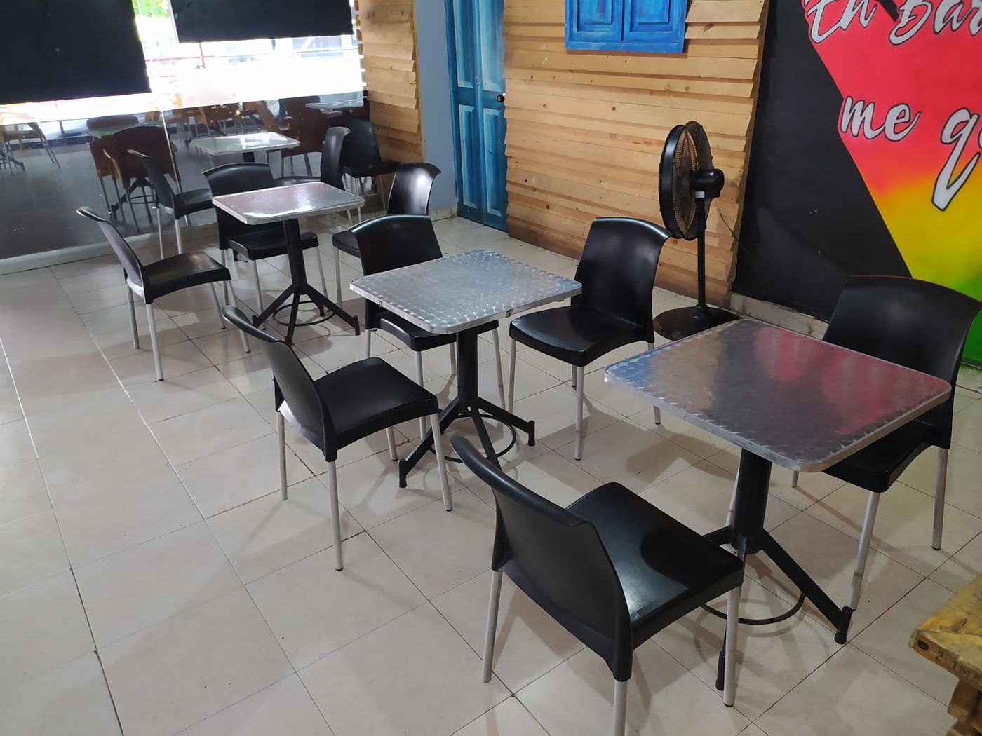 Salón con mesas — La Puerta De Oro Restaurante-Bar