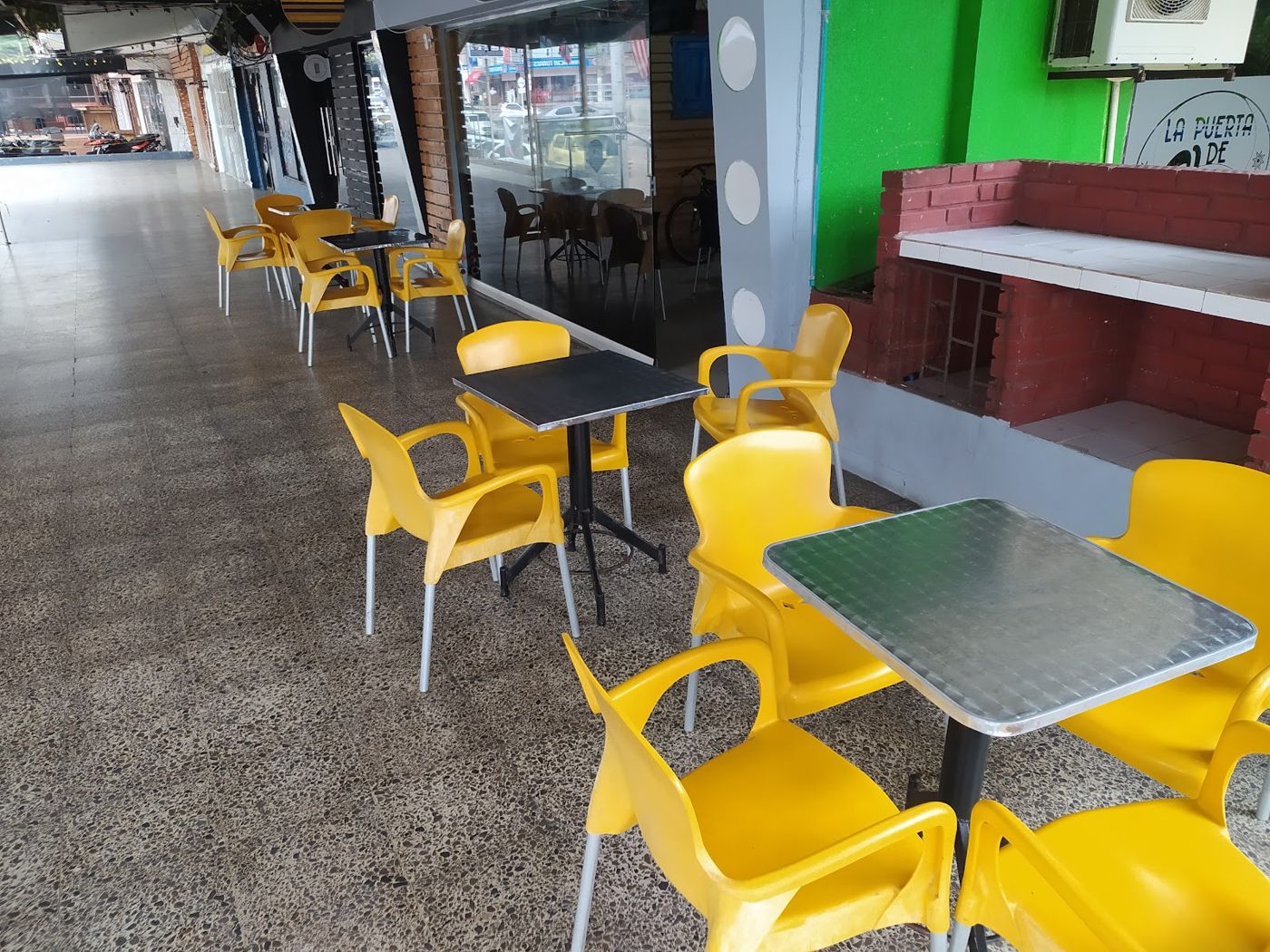 Mesas y sillas amarillas — La Puerta De Oro Restaurante-Bar