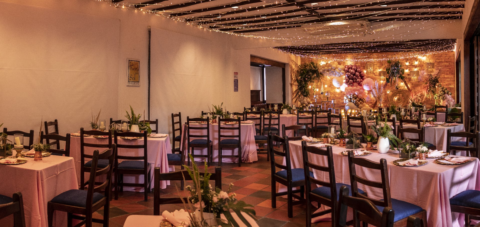 Salón con mesas vestidas — La Puerta del Sol Restaurante