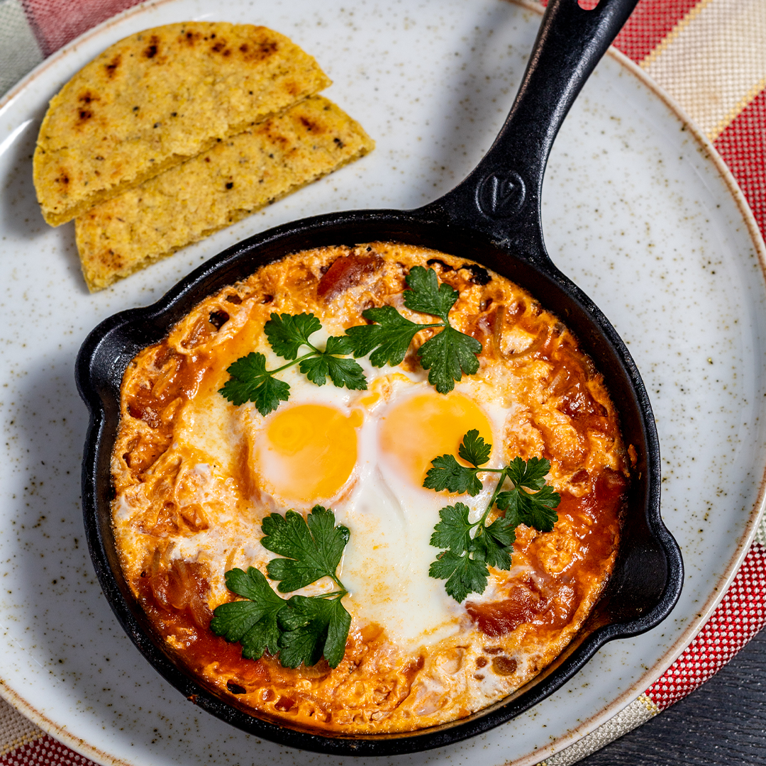 Huevos servidos en sartén — La Puerta del Sol Restaurante