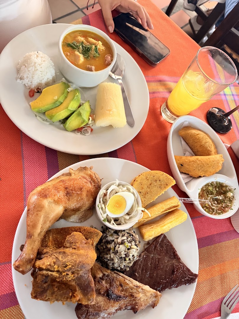 Plato típico completo con pollo y arepa