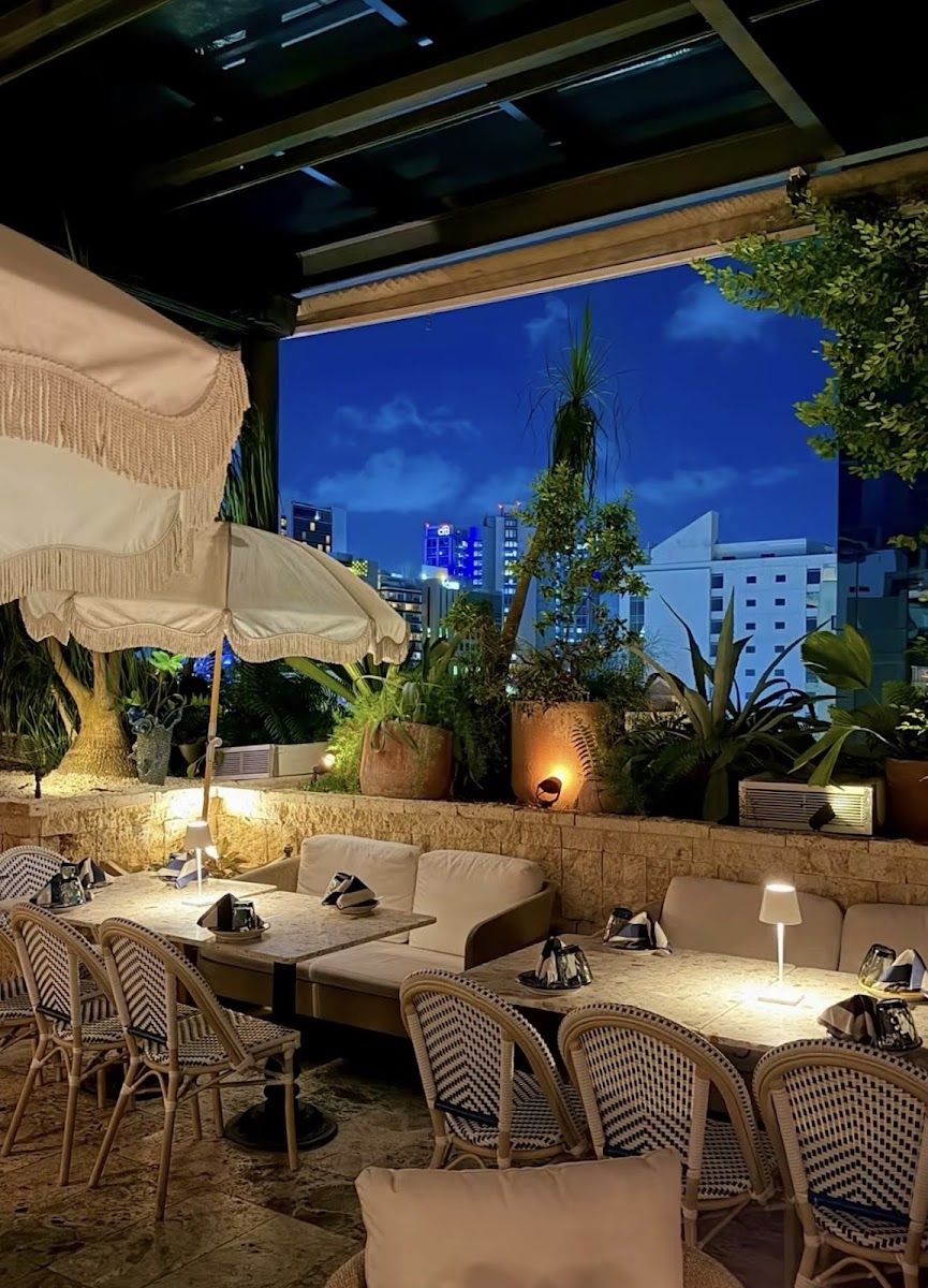 Terraza de noche — LARIMAR