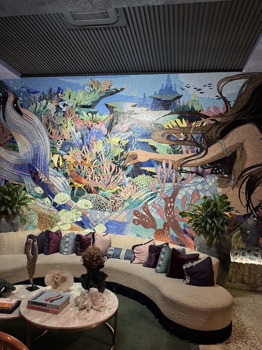 Sala con mural tropical — LARIMAR