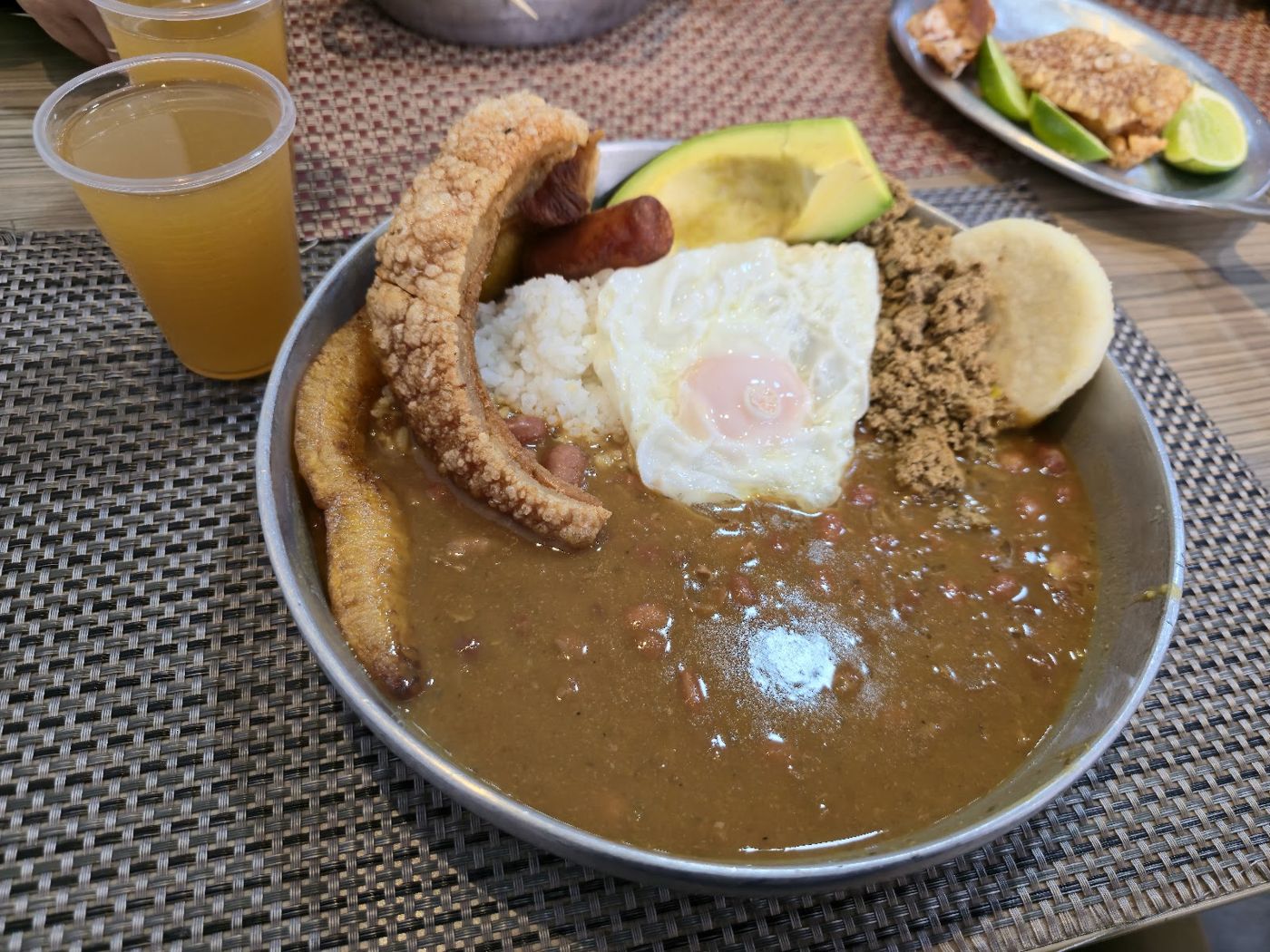 Bandeja paisa con huevo — Las Cazuelas de la Abuela
