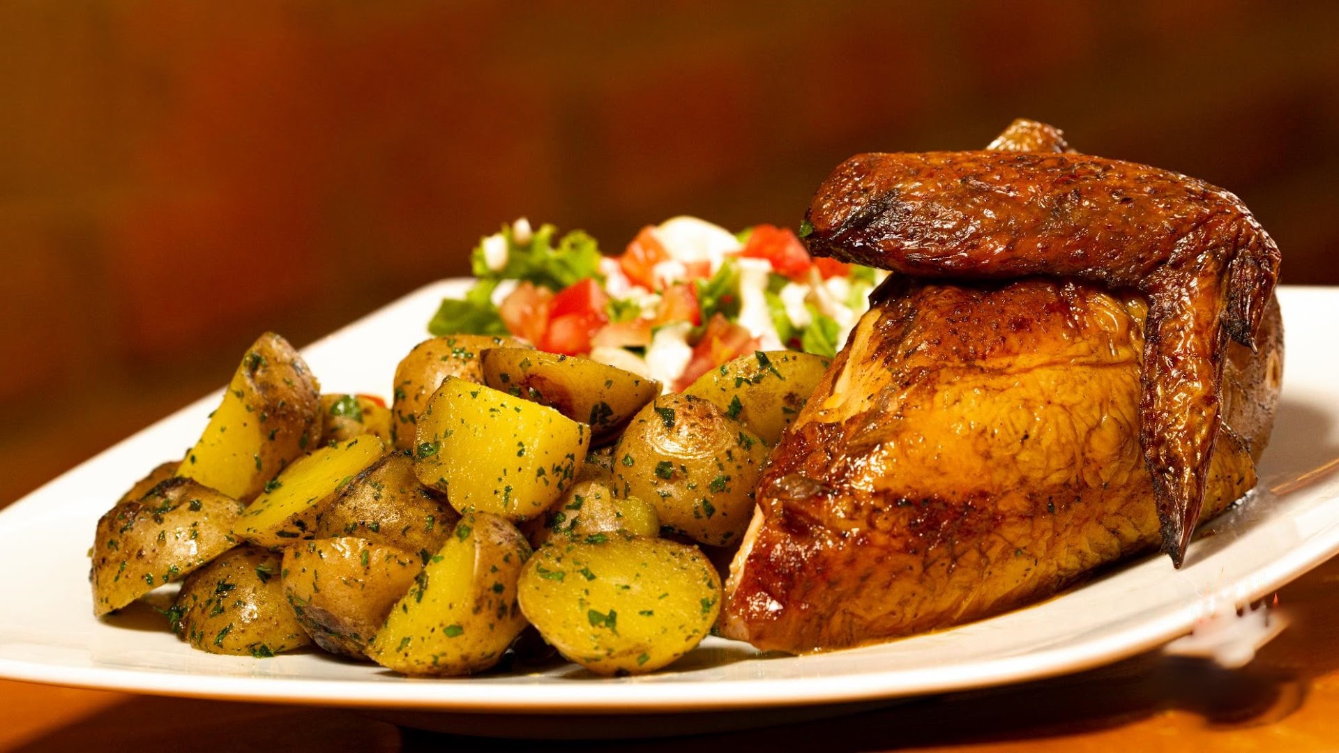 Pollo a la brasa entero con papas doradas