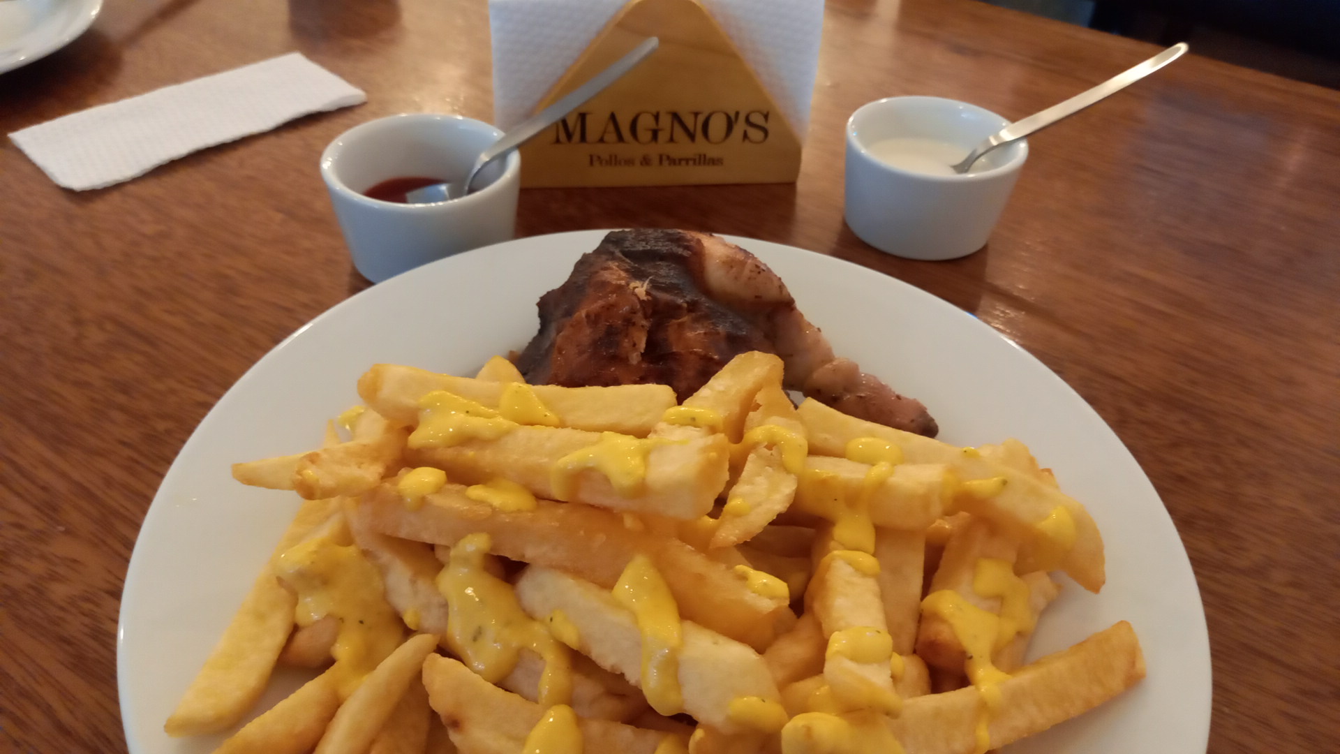 Papas fritas y carne — MAGNO'S POLLOS & PARRILLAS