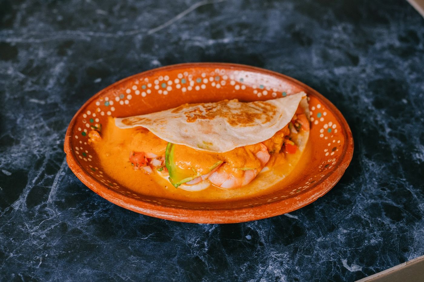 Taco bañado en salsa — Mariscos Ponte Trucha Negro