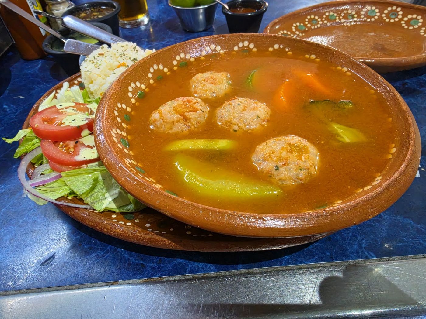 Caldo con albóndigas — Mariscos Ponte Trucha Negro