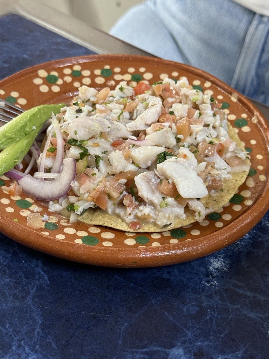 Tostada de mariscos — Mariscos Ponte Trucha Negro