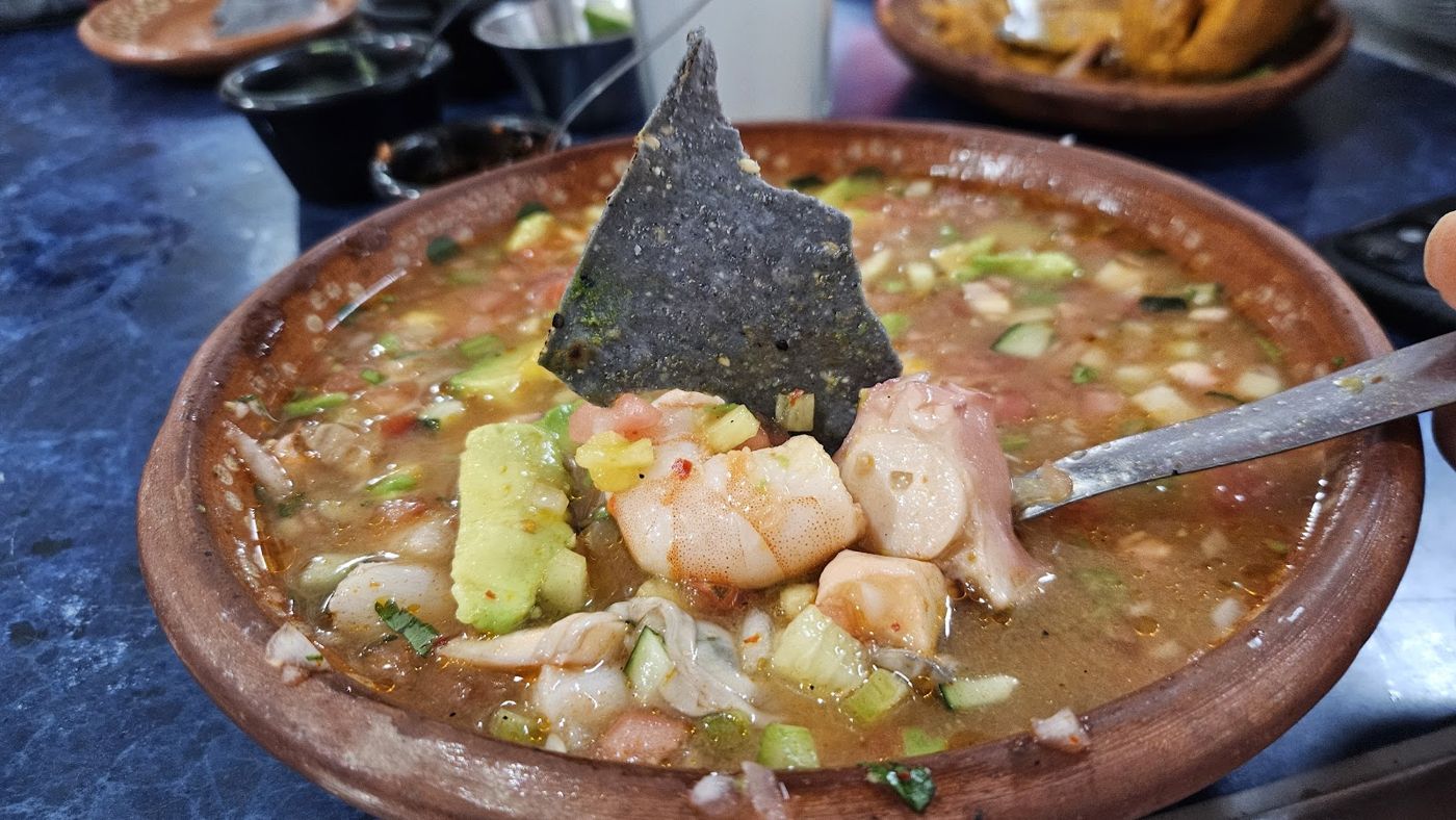 Cóctel con camarón y tostada — Mariscos Ponte Trucha Negro