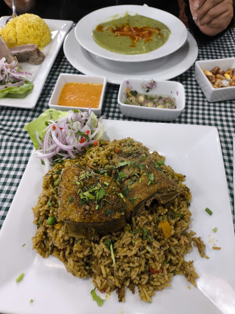 Arroz con pato acompañado de ceviche