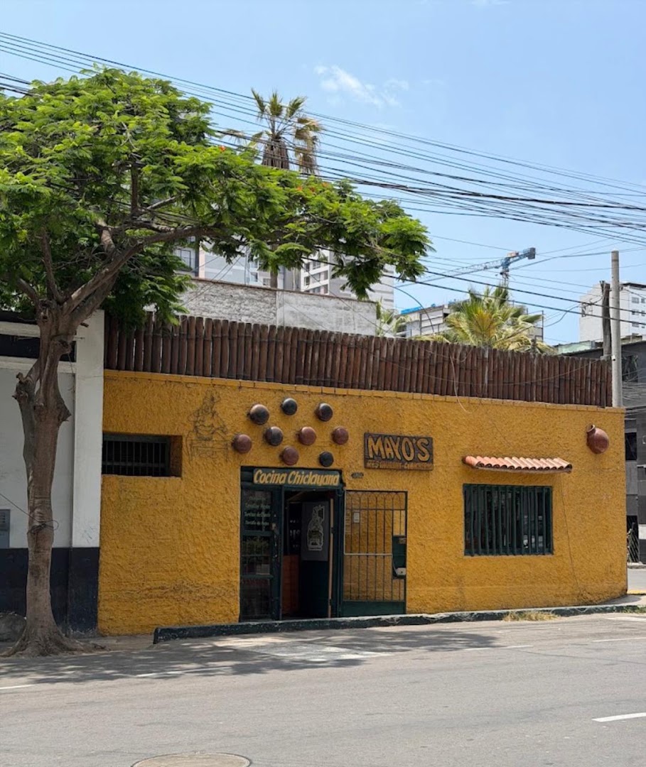 Fachada amarilla — Mayo's Cebichería - Restaurante