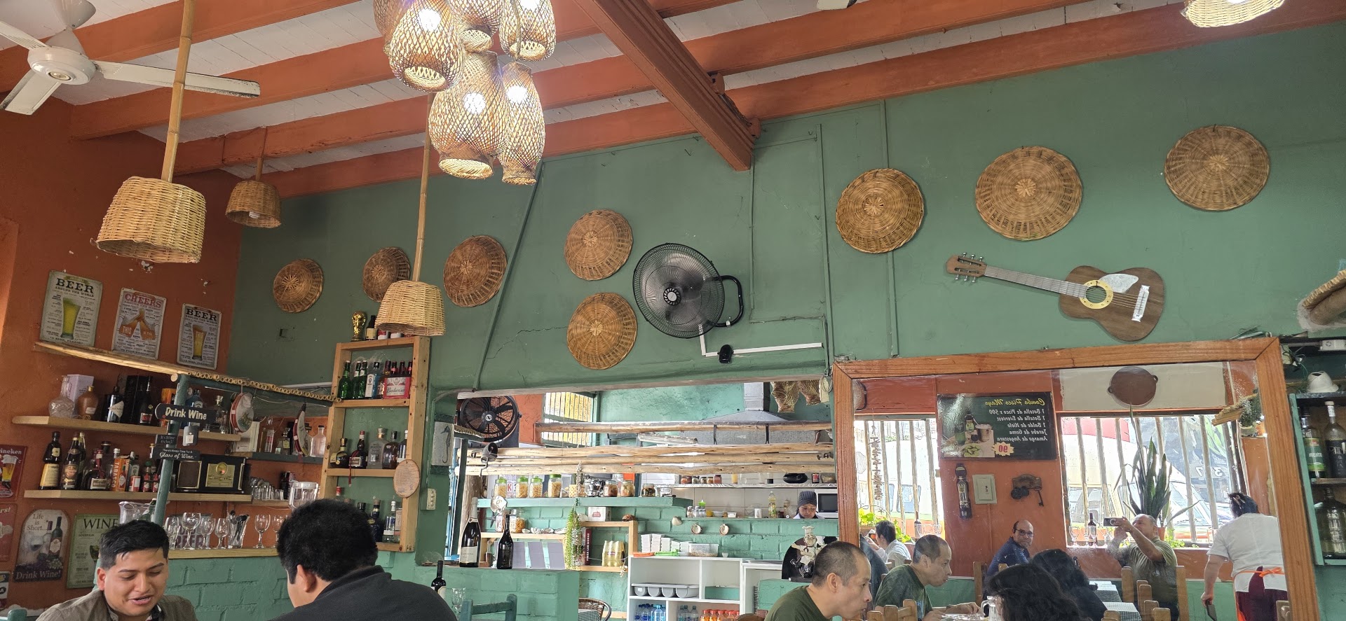 Interior con paredes verdes — Mayo's Cebichería - Restaurante