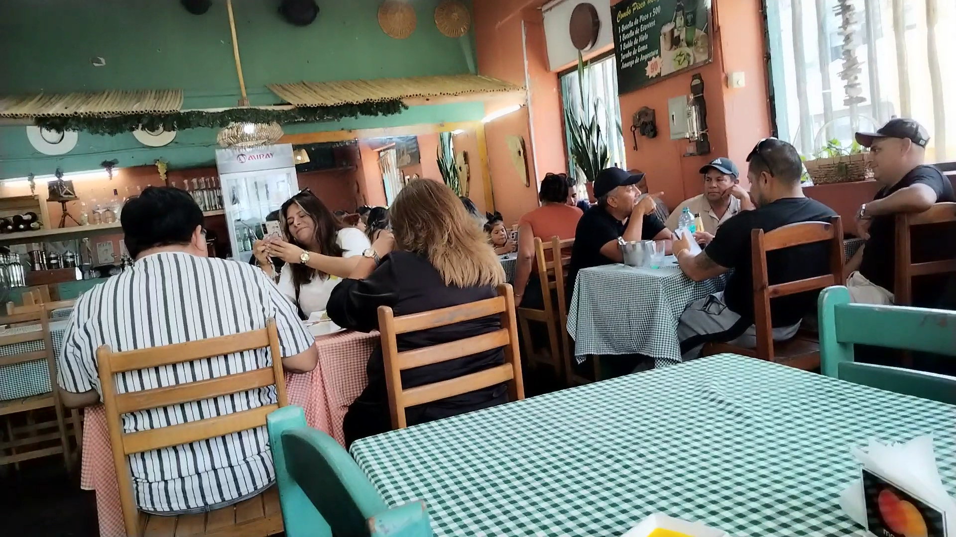 Salón con comensales — Mayo's Cebichería - Restaurante