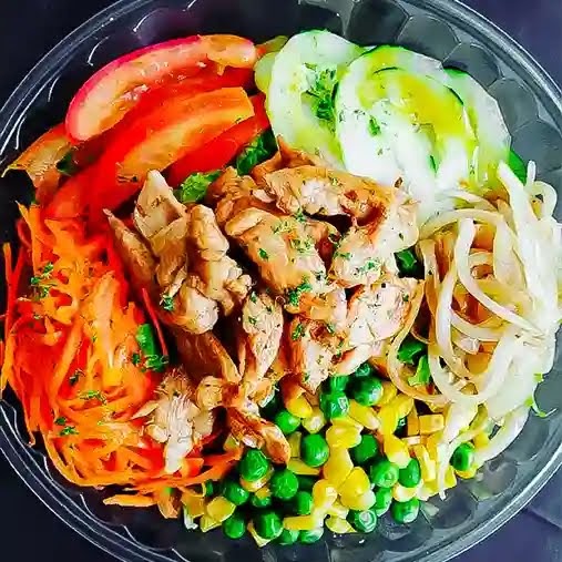 Ensalada de pollo con zanahoria, arveja y verduras frescas