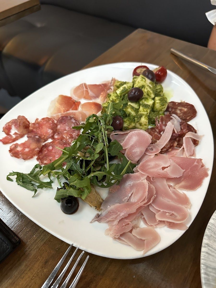 Tabla de carnes frías — Mia Nonna
