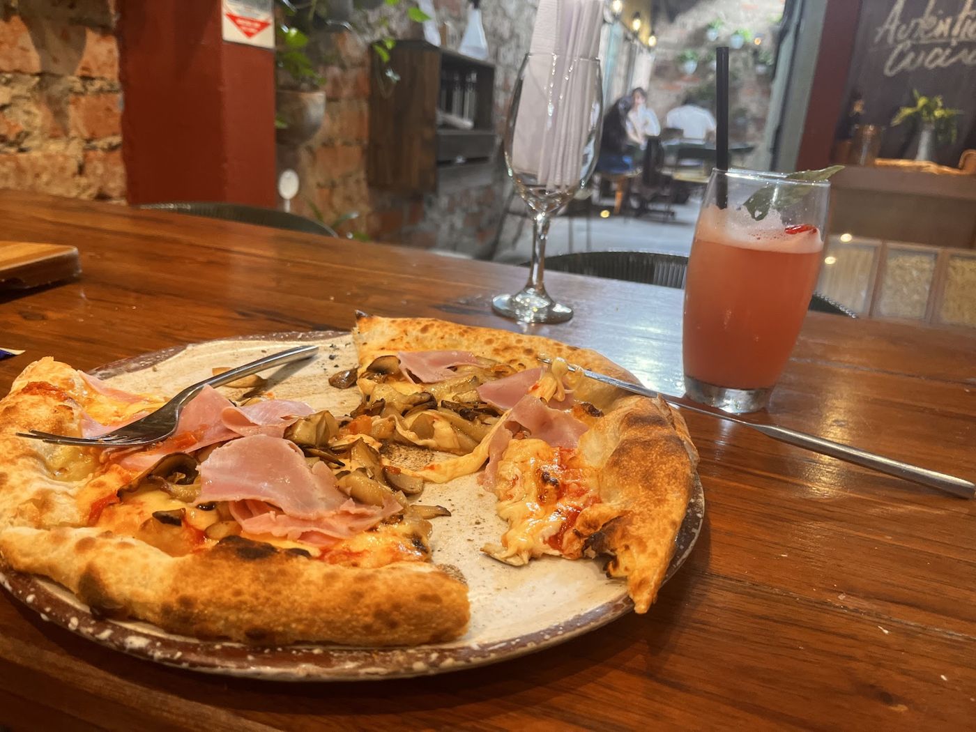 Pizza con jamón curado — Mia Nonna