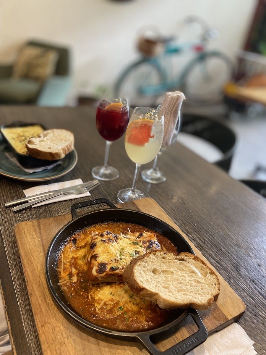 Cazuela gratinada y sangría — Mia Nonna