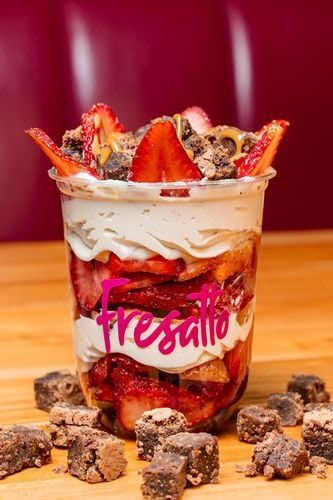 Vaso de fresas con crema — Moratto | Almuerzos de Casa, Hamburguesas & Heladería
