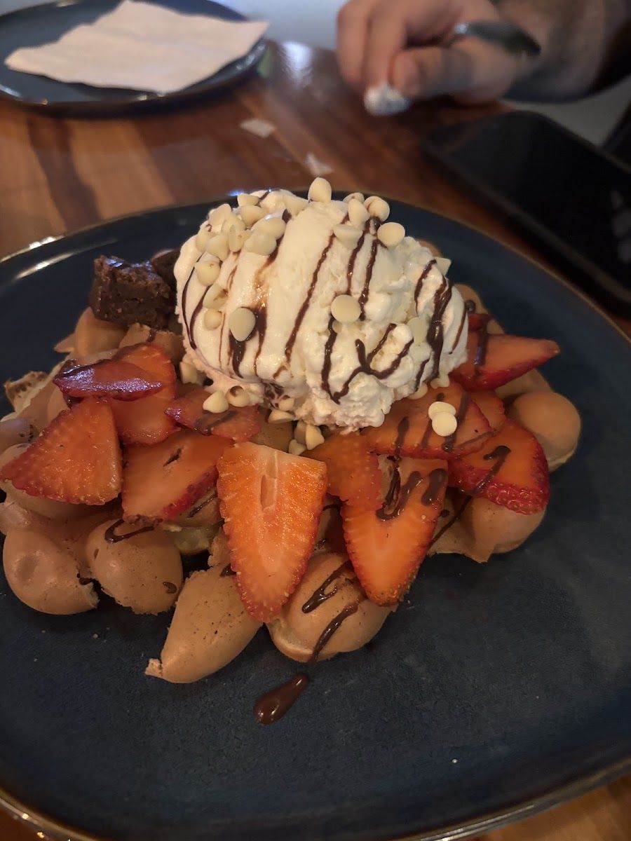 Fresas con helado — Moratto | Almuerzos de Casa, Hamburguesas & Heladería