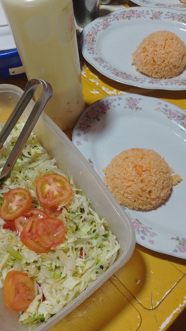 Plato de almuerzo con arroz, ensalada y tomate