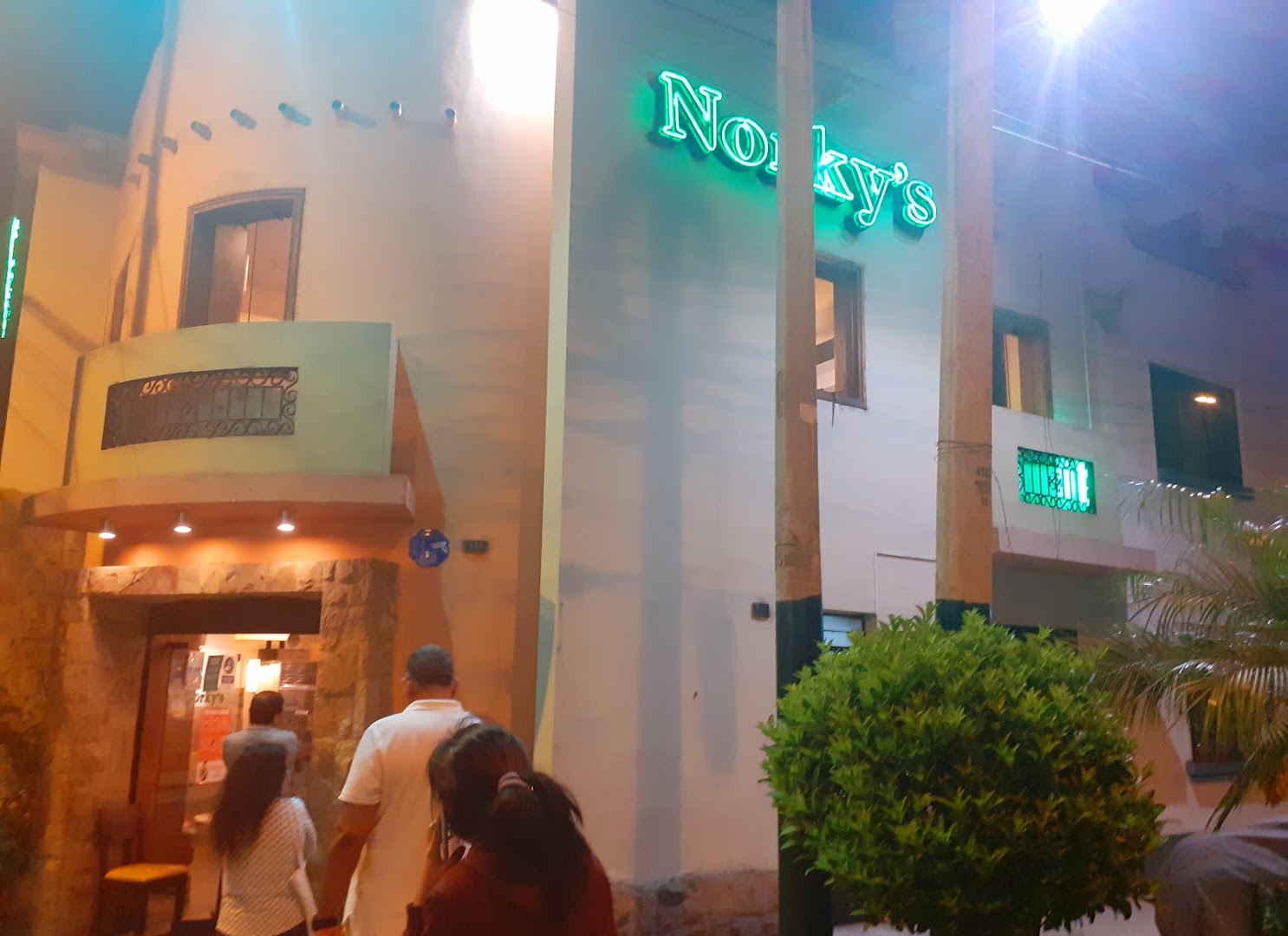 Entrada del local de noche — Norky's