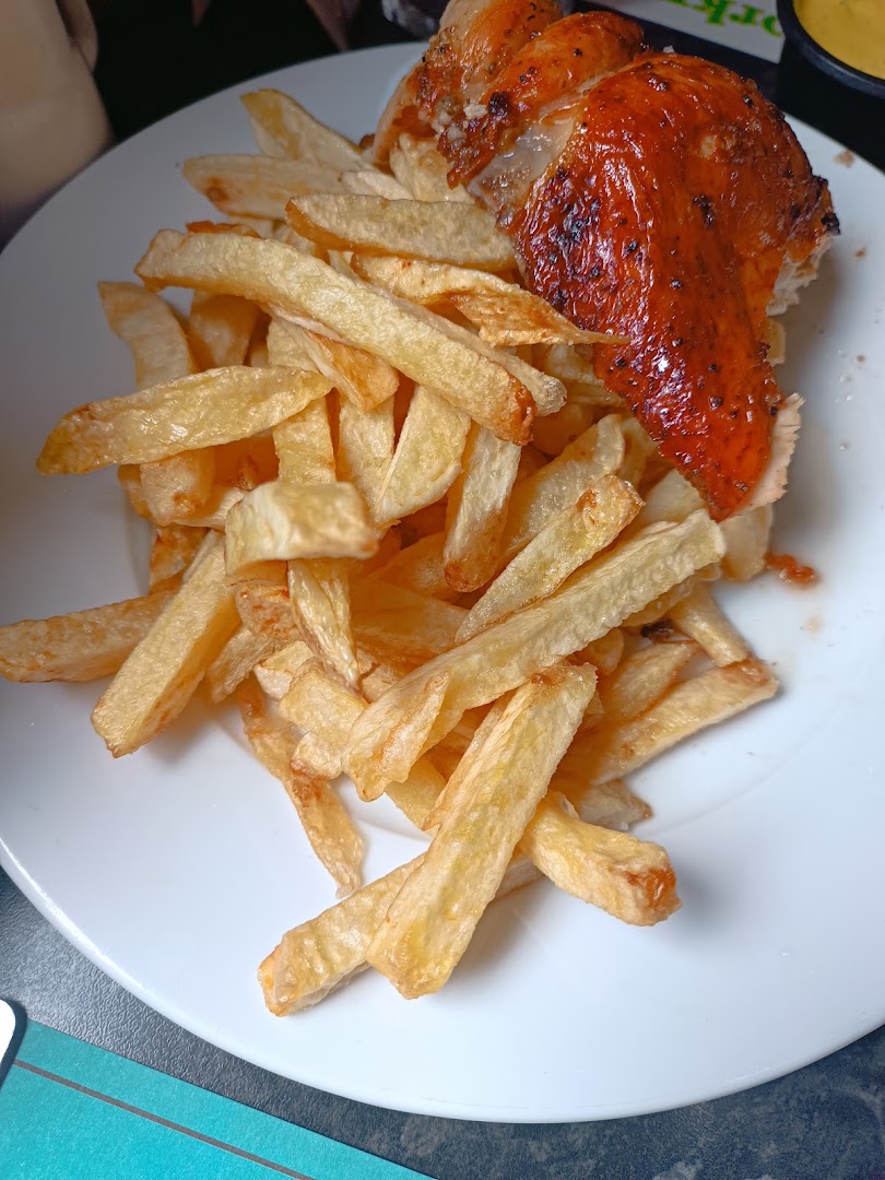 Pollo a la brasa con papas fritas