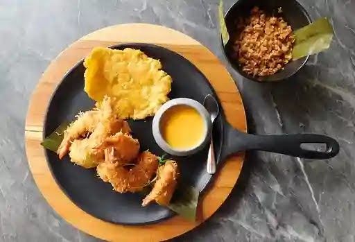 Camarones apanados y patacón — Origen