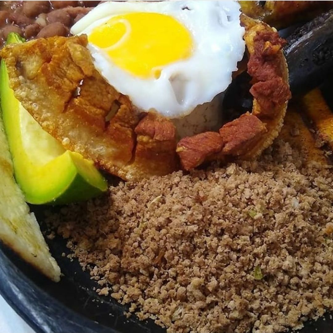 Chicharrón, huevo y carne molida — Pailas Restaurante - Comida Paisa - Parrilla