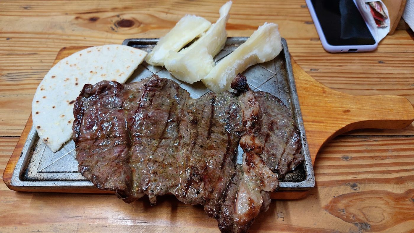 Carne asada con arepa — Pailas Restaurante - Comida Paisa - Parrilla