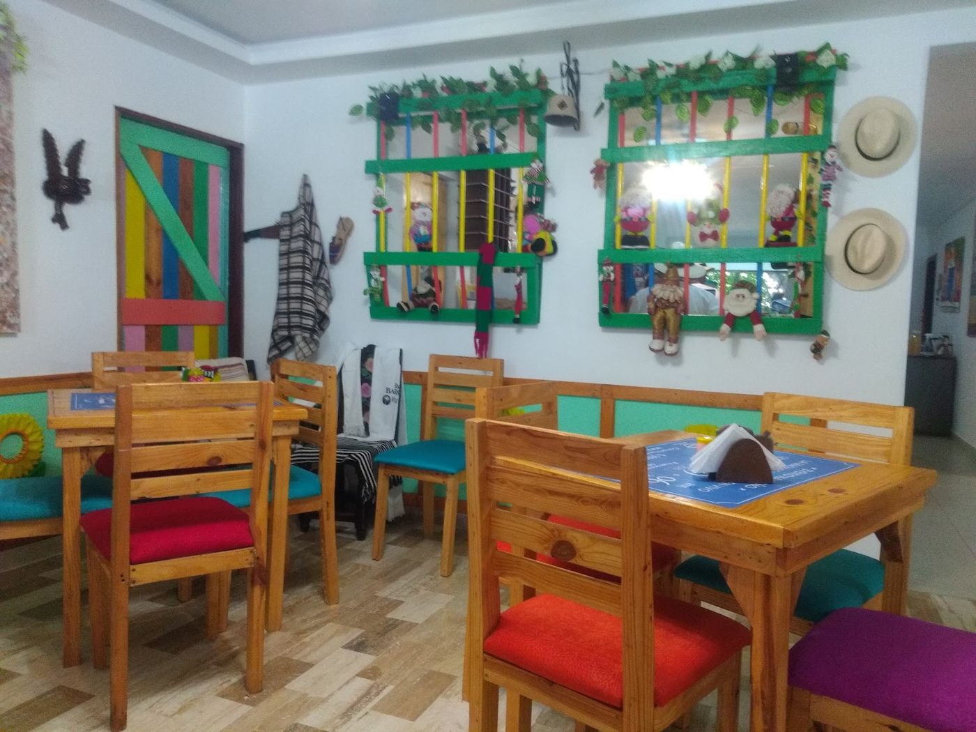 Salón colorido — Pailas Restaurante - Comida Paisa - Parrilla