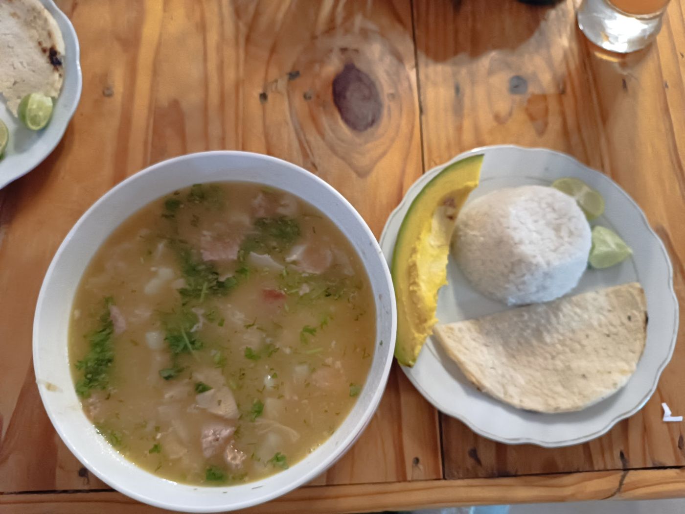 Sopa con arroz y aguacate — Pailas Restaurante - Comida Paisa - Parrilla