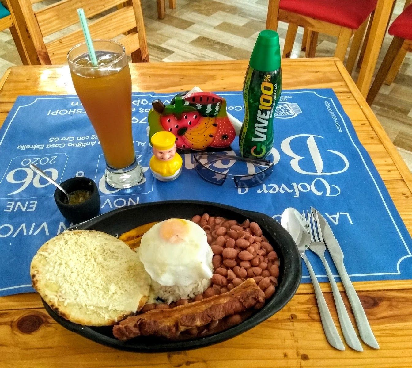 Desayuno con arepa y huevo — Pailas Restaurante - Comida Paisa - Parrilla