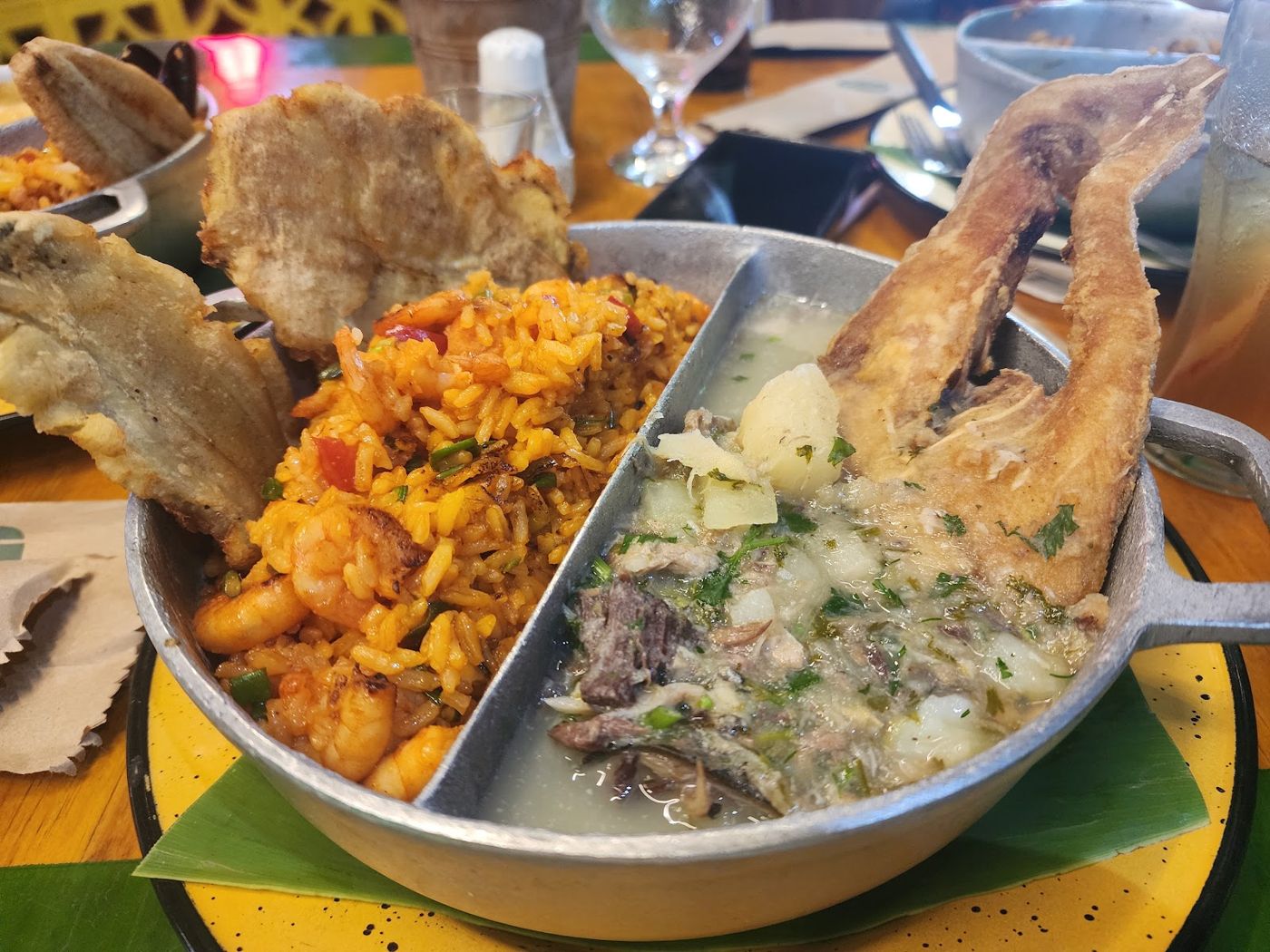 Arroz y pescado en cazuela — Palenque Kusina Mestiza