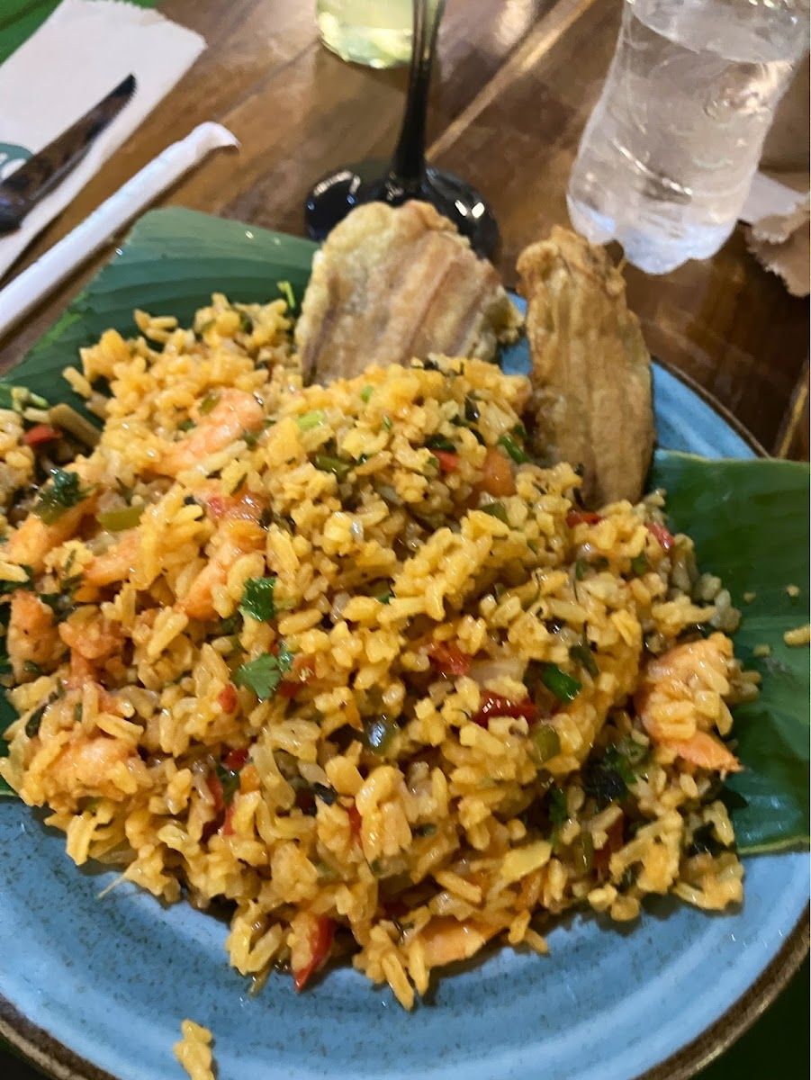 Arroz sobre hoja de plátano — Palenque Kusina Mestiza