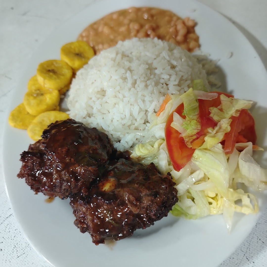 Carne, arroz y ensalada — Picadeli Picadas Costeñas