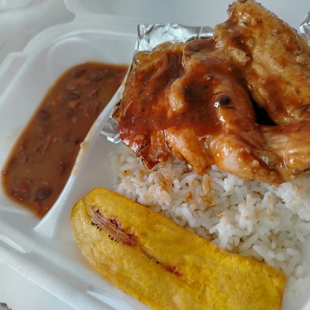 Costillas con arroz, plátano y frijoles