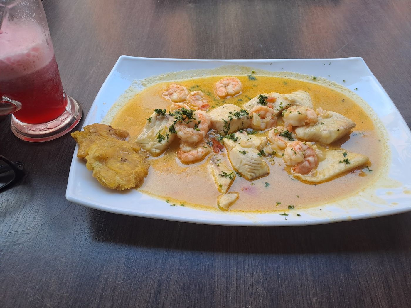 Pescado y camarones en salsa — Picantería La Culata