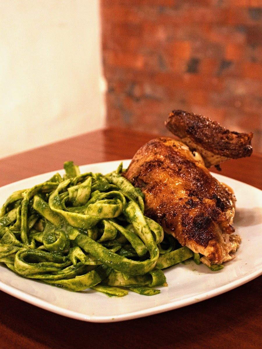 Tallarines verdes con pollo — POLLERIA CARBON Y BRASAS