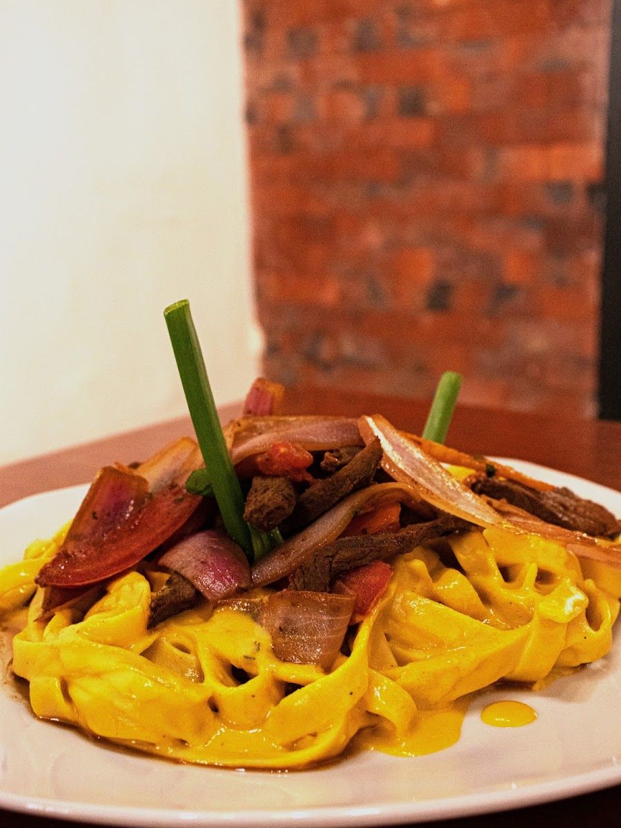 Tallarín saltado — POLLERIA CARBON Y BRASAS