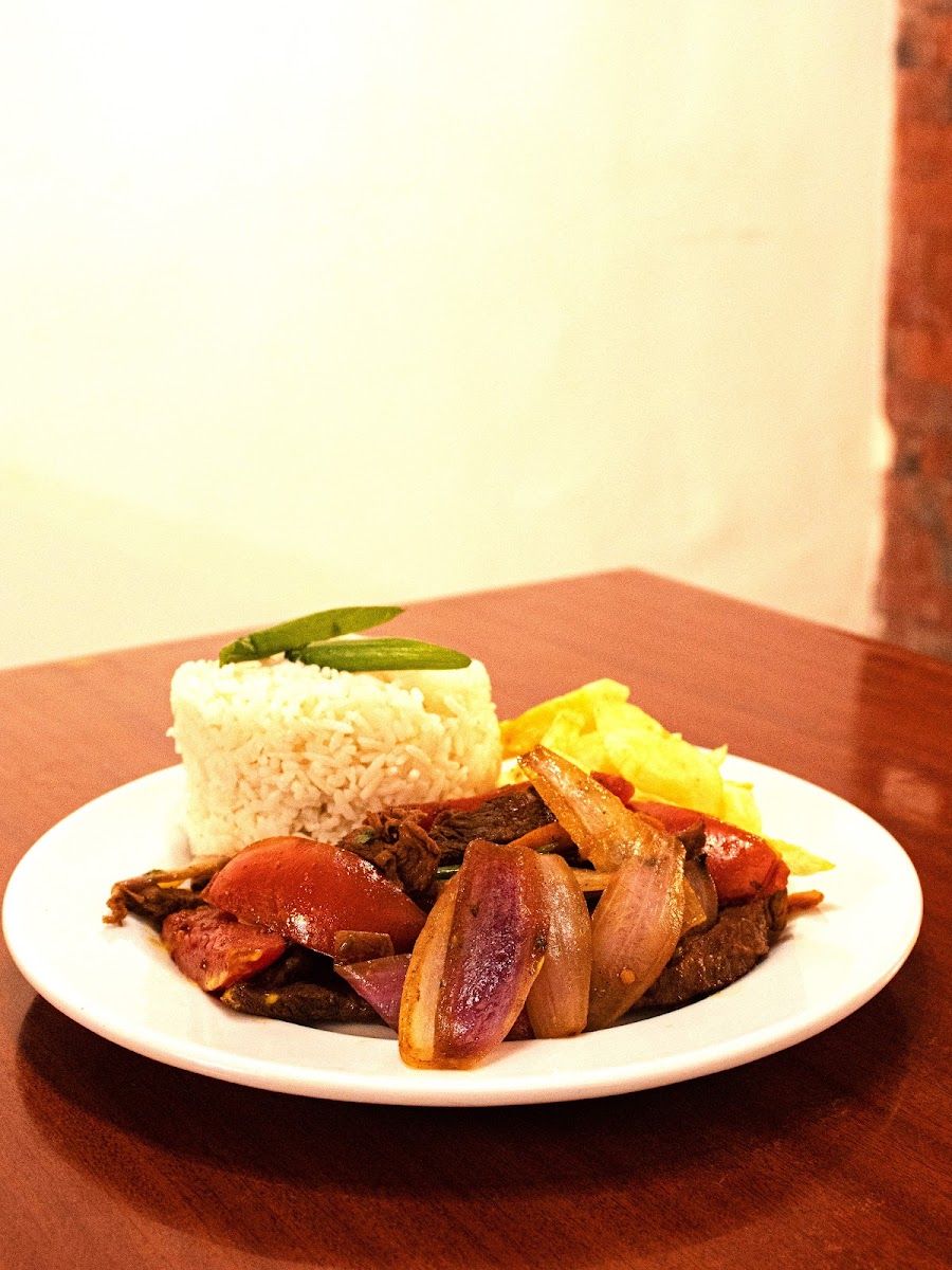 Lomo saltado con arroz — POLLERIA CARBON Y BRASAS